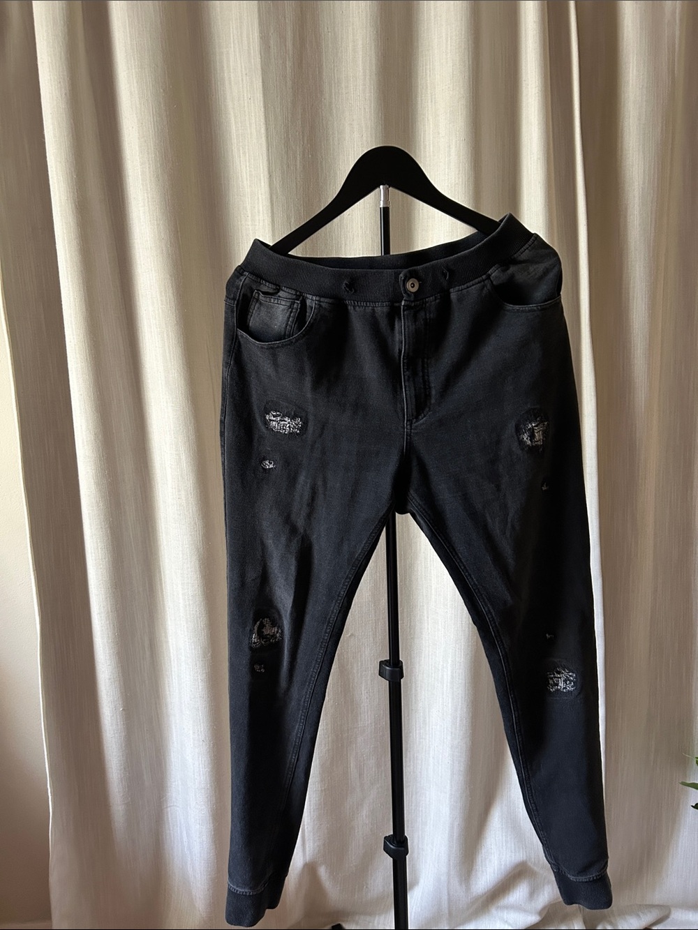 Roshell Women’s L Black Distressed Jogger Jeans with Elastic Waist and Zipper